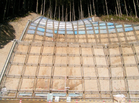 鉄の骨組みを組み立てる