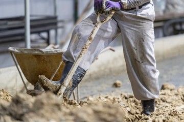 最初は補助作業から